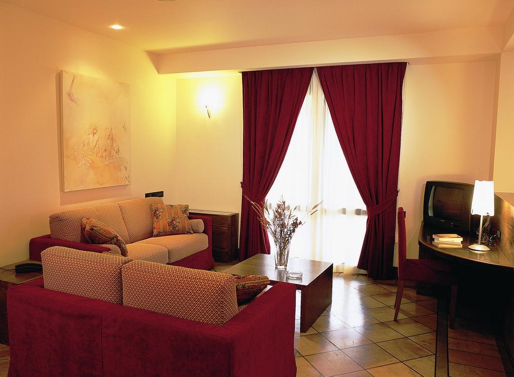 Avaris Hotel Karpenísion Екстериор снимка